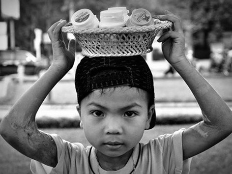 Tuổi thơ cơ cực của những đứa trẻ bán kẹo dạo đường phố Tuổi thơ cơ cực của những đứa trẻ bán kẹo dạo đường phố