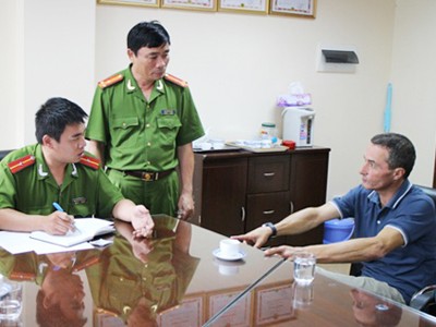 Bác sĩ Pháp bị bắt tại Việt Nam vì nghi lạm dụng tình dục Tại cơ quan điều tra