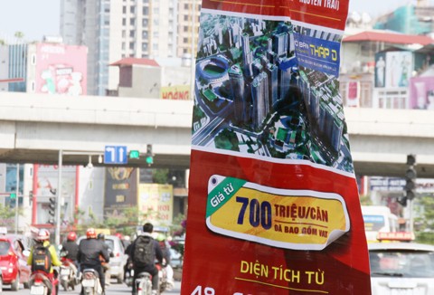 Nhà đất quên thời xa xỉ, hạ mình đi bán rong Nhà đất quên thời xa xỉ, hạ mình đi bán rong