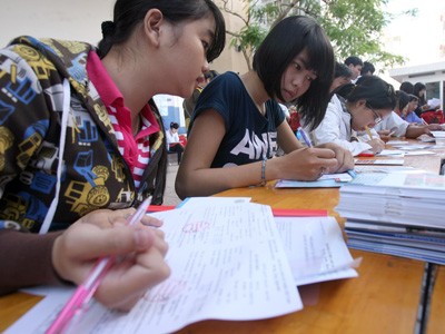Không tuyển người tốt nghiệp ngoài công lập là trái luật Không tuyển người tốt nghiệp ngoài công lập là trái luật
