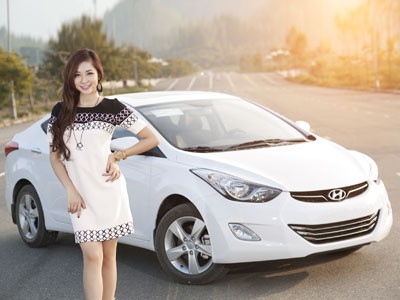 Hyundai Elantra nổi bật bên thiếu nữ Hyundai Elantra nổi bật bên thiếu nữ