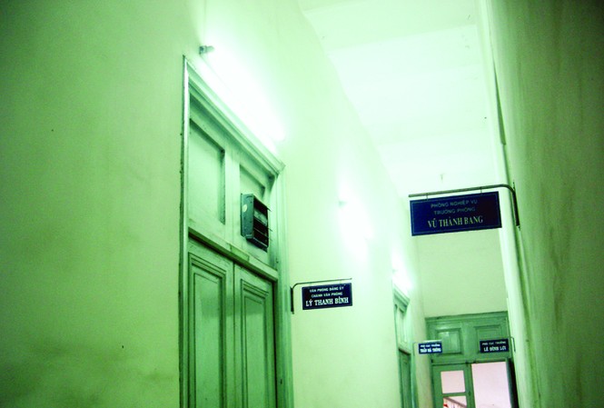 Mùa thiếu điện: Nơi cúp, nơi xài hoang Ban ngày, hàng chục bóng đèn neon ngoài hành lang khu văn phòng
Cục Hải quan TPHCM vẫn sáng (Ảnh chụp lúc 8 giờ 46 phút ngày 18-5)
