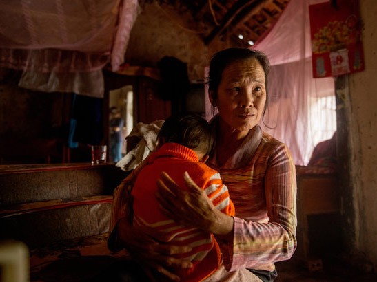 Làng không chồng Việt Nam trên báo Mỹ Bà Nguyễn Thị Nhan cùng cháu nhỏ trong ngôi nhà ở làng không chồng, làng Lòi, Nghệ An