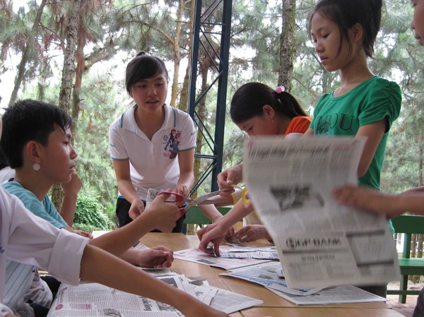 Vàng thau lẫn lộn Học sinh học cách làm việc nhóm. Ảnh: Lưu Trinh