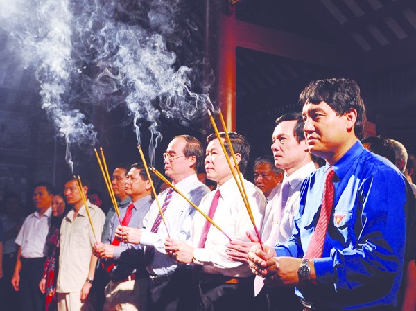 Triệu ngọn nến tri ân Ngày 26-7, lãnh đạo Chính phủ, Bộ Thông tin Truyền thông, T.Ư Đoàn, tỉnh Thái Nguyên... thắp hương tưởng niệm các anh hùng liệt sĩ tại Đại Từ -
Thái Nguyên. Đêm cùng ngày tuổi trẻ cả nước cùng thắp nến tri ân tại các nghĩa trang liệt sĩ Ảnh: P.V