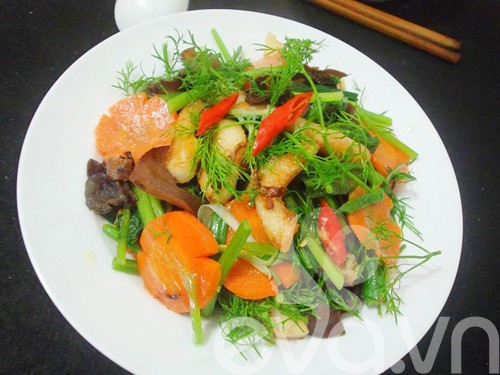 Lạ miệng với cá xào cần tỏi Lạ miệng với cá xào cần tỏi