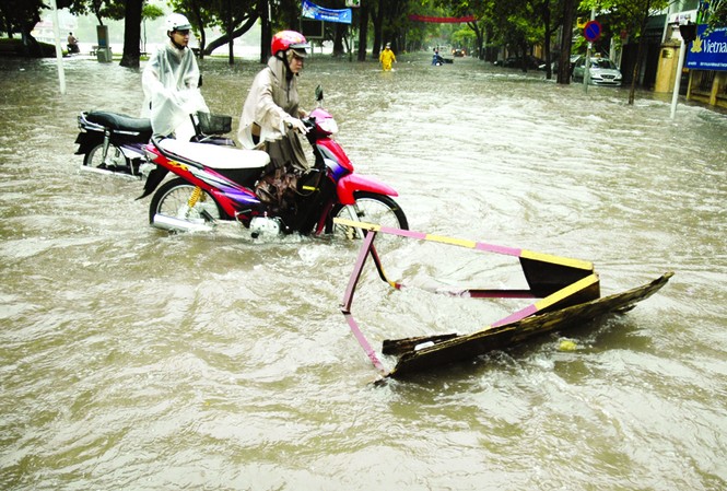 Bão ít, cường độ mạnh hơn Trận mưa sáng 13-7 gây ngập nặng tại Hà Nội. Ảnh: Hồng Vĩnh