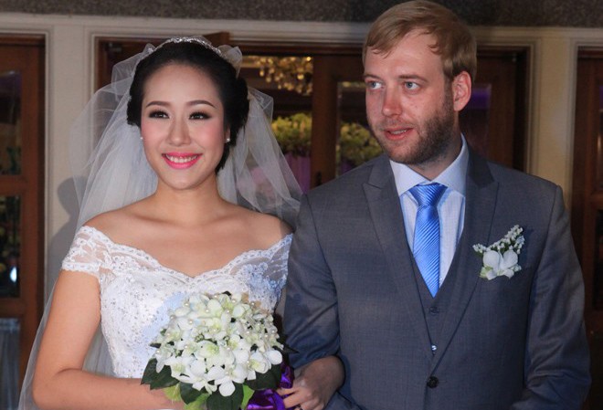 Chú rể Tây hát tiếng Việt, cô dâu Ngô Phương Lan khóc Chú rể Tây hát tiếng Việt, cô dâu Ngô Phương Lan khóc