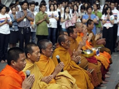 Thái Lan tổ chức cầu nguyện cho người chết trong bạo loạn Thái Lan tổ chức cầu nguyện cho người chết trong bạo loạn