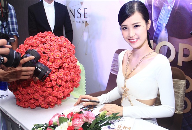 Đông Nhi ngực đầy gợi cảm e ấp bên bạn trai Đông Nhi ngực đầy gợi cảm e ấp bên bạn trai