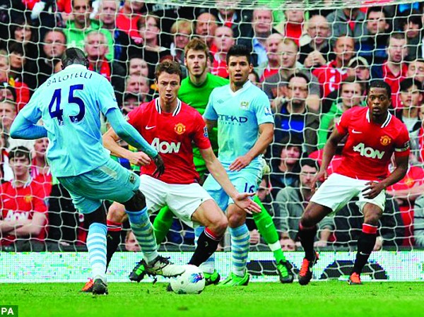 'Man xanh' nghiền nát 'Man đỏ' Bàn mở tỷ số của Balotelli khởi đầu một đêm kinh hoàng cho Manchester Untied ngay tại thánh địa Old Trafford. Ảnh: PA