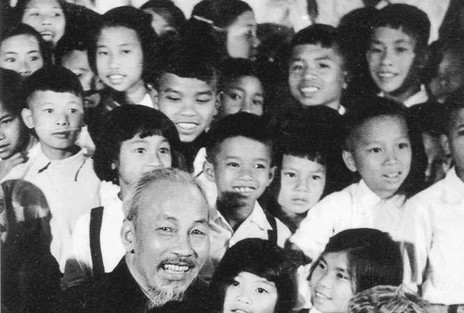 Báu vật về Người và lời dặn của cố Tổng Bí thư Bác Hồ cùng các học sinh Việt Nam tại trường Thiếu nhi Quốc tế Tiệp Khắc, ảnh chụp năm 1958 (cô bé ngồi trong lòng Bác là Đào Thị Minh Vân)