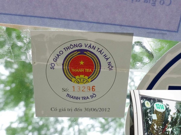 Dán phù hiệu thanh tra lên 1,7 vạn taxi để làm gì? Mảnh giấy phù hiệu Thanh tra GTVT Hà Nội nhìn từ trong taxi (ảnh to); Phù hiệu Thanh tra GTVT Hà Nội nhìn từ ngoài taxi (ảnh nhỏ) Ảnh: Bảo Khánh
