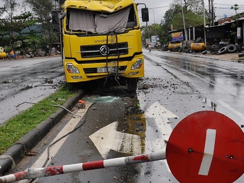 Tài xế ngủ gật, xe tải 'hạ gục' cột đèn Tài xế ngủ gật, xe tải "hạ gục" cột đèn, trụ điện