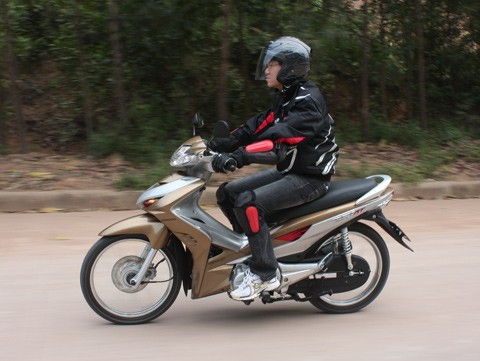 Những phát kiến bất tiện trên xe máy tại Việt Nam Những phát kiến bất tiện trên xe máy tại Việt Nam