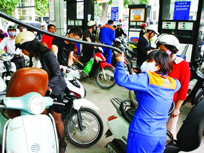 Điều hành giá xăng dầu: 'Ngoài khó chịu, trong khóc thầm' Điều hành giá xăng dầu: 'Ngoài khó chịu, trong khóc thầm'