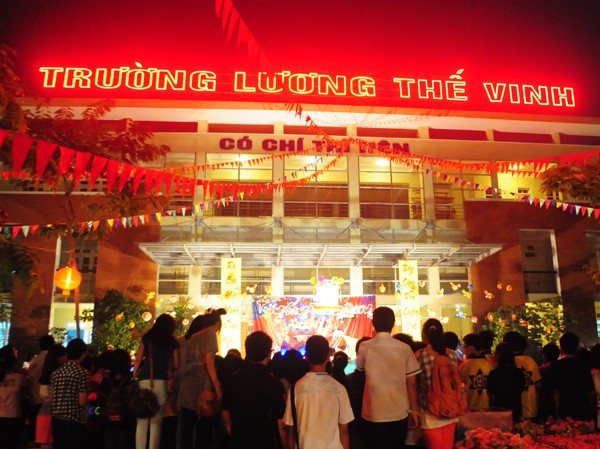 Tết Trung thu rộn ràng ở trường Lương Thế Vinh Hình ảnh đêm Trung thu tại trường Lương Thế Vinh