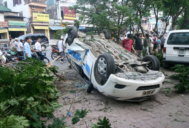 Taxi đâm gẫy cây rồi lật ngửa Chiếc ta xi sau khi gặp nạn