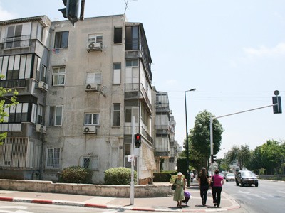 Tiền thuê nhà bằng nửa tháng thu nhập Một khu nhà bình dân ở Tel Aviv. Ảnh: K.H