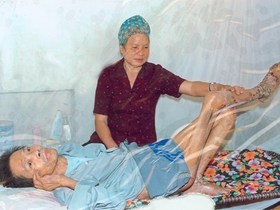 Một cựu TNXP mắt loà, chân liệt Một cựu TNXP mắt loà, chân liệt