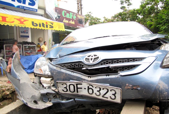 'Xe điên' đâm liên hoàn trên phố Thái Hà 'Xe điên' đâm liên hoàn trên phố Thái Hà