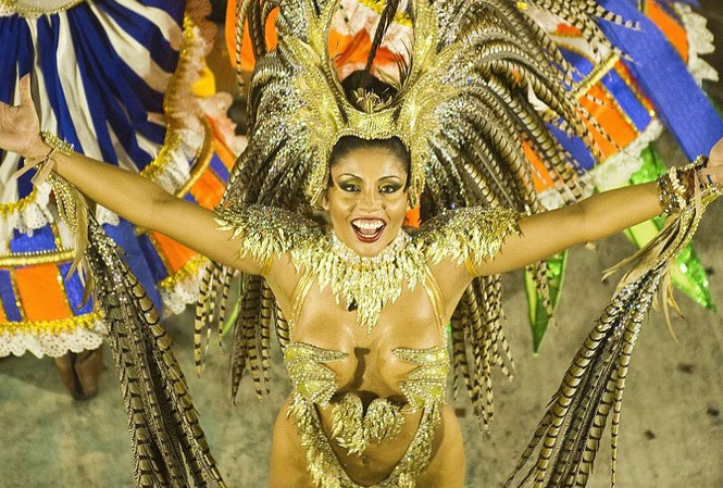 Vũ nữ quyến rũ trong lễ hội Carnival Lễ hội Carnival rực rỡ sắc màu ở Brazil