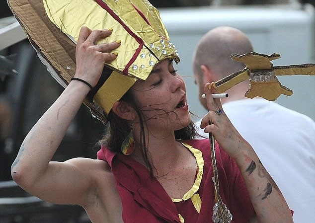 Nữ sinh bán nude, giả dạng giáo hoàng Nữ sinh bán nude, giả dạng giáo hoàng