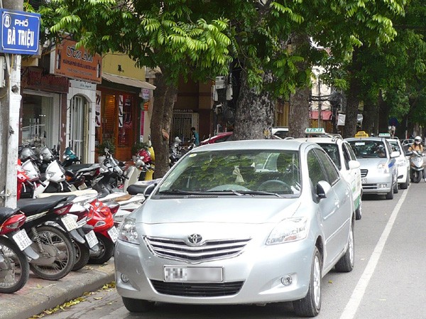 Sau bài: “Sẽ đổi giờ học, giờ làm”: Bạn đọc hiến kế Lòng đường nhiều tuyến phố bị biến thành chỗ đỗ xe. Ảnh: T.Đ