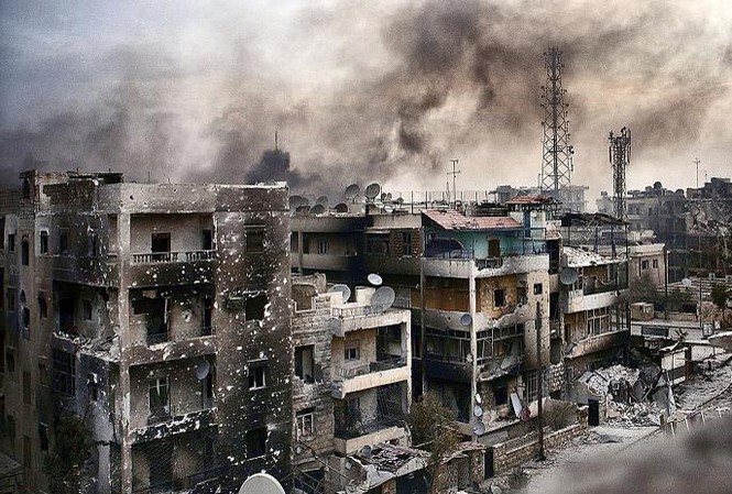 Quân chính phủ Syria chiếm lại phần lớn Aleppo Khói bốc lên từ những tòa nhà ở Aleppo