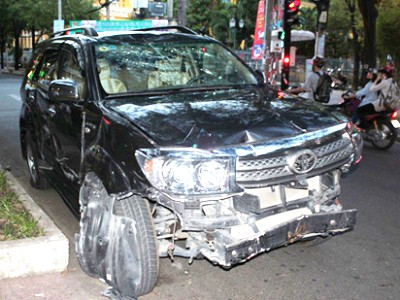 Tài xế gây tai nạn liên hoàn là lãnh đạo Sở Văn hóa Xe Fortuner do ông Lê Tôn Thanh điều khiển bị bể nát dàn đầu sau khi gây ra vụ tông xe liên hoàn