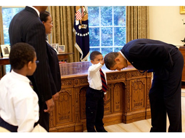 Bé năm tuổi xoa đầu ông Obama Tấm ảnh được treo suốt 3 năm trong Nhà Trắng. Ảnh: Pete Souza/The White House
