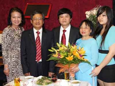Nhà khoa học Việt được tổng thống Ba Lan vinh danh Bạn bè cũng chia vui với giáo sư Mai Xuân Lý (giữa) sau khi ông nhận quyết định phong hàm giáo sư cấp nhà nước từ tổng thống Ba Lan. Ảnh do nhân vật cung cấp