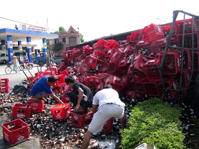 Xe nổ lốp, gần nghìn thùng bia rơi xuống đường Xe nổ lốp, gần nghìn thùng bia rơi xuống đường