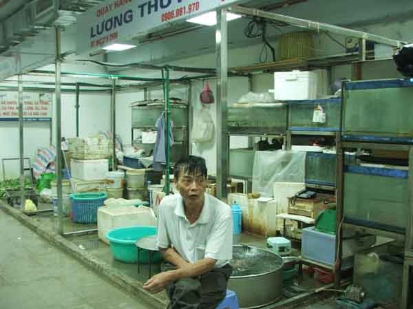Chợ trong Trung tâm thương mại chết yểu Cửa hàng thực phẩm tươi sống tại chợ Hàng Da vắng khách Ảnh: Tuấn Minh