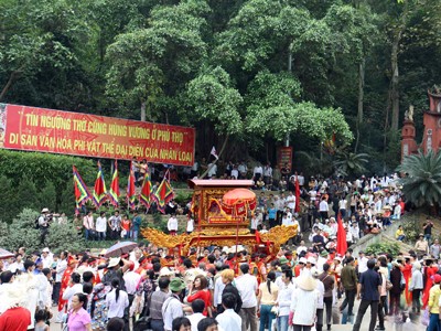 Dâng hương tưởng niệm các Vua Hùng Dâng hương tưởng niệm các Vua Hùng