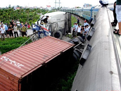 Đường sắt Hà Nội - Hải Phòng bị cắt đứt vì tai nạn Đường sắt Hà Nội - Hải Phòng bị cắt đứt vì tai nạn