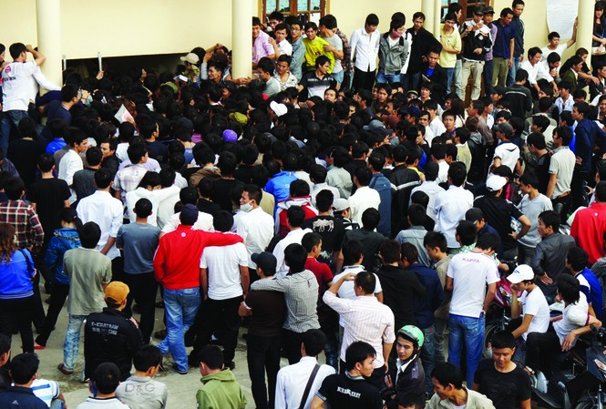 Lộ diện nhiều đường dây lừa đảo Trong số hàng ngàn lao động đăng ký dự thi tiếng Hàn không ít người nhờ cò lo lót chạy đi Hàn Quốc. Ảnh: A. Khánh