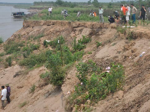 Tìm thấy 1 thi thể 2 học sinh tắm sông Tìm thấy 1 thi thể 2 học sinh tắm sông