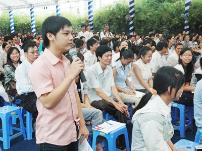 Ngành nào, trường nào dễ đậu NV2? Thí sinh đặt câu hỏi về lựa chọn ngành nghề ở NV2 tại buổi tư vấn NV2 tổ chức ở TPHCM ngày 14-8. Ảnh: Quang Phương