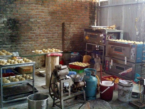 'Đột kích' lò bánh Trung thu bốc mùi Bánh được chế biến, bảo quản trong điều kiện không đảm bảo vệ sinh