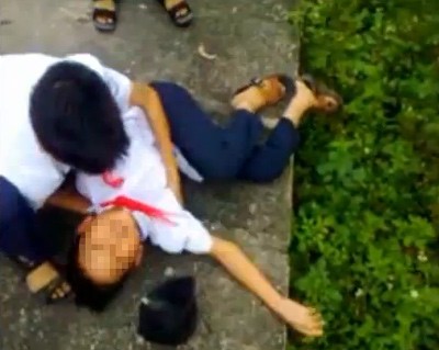 Xôn xao clip nam sinh cấp 2 ‘phê’ thuốc lào Xôn xao clip nam sinh cấp 2 ‘phê’ thuốc lào