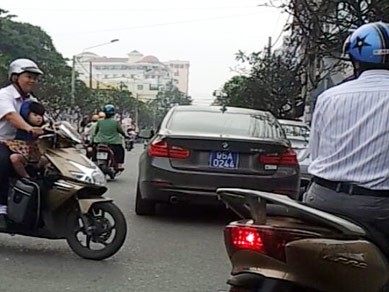 Đi xe sang, gắn biển xanh, đón học sinh Đi xe sang, gắn biển xanh, đón học sinh