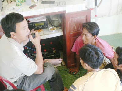 Một phần nghìn tia hi vọng Người dân xã Bình Châu vẫn mòi mỏn ngồi bên trạm thông tin Icom chờ tin chồng con trở về từ tâm bão