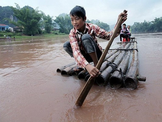 Học trò vác mái chèo vượt sông lớn Học trò vác mái chèo vượt sông lớn