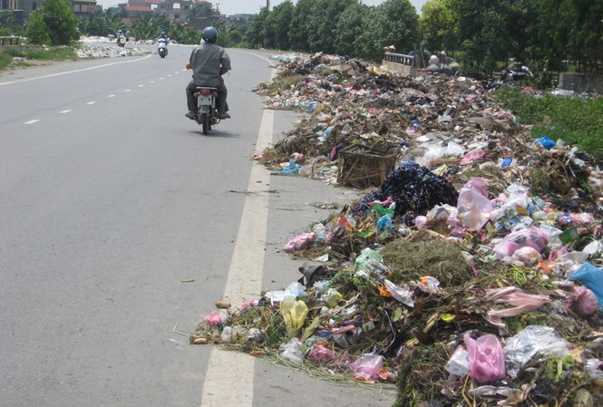 Bãi rác nằm dọc quốc lộ Rác chạy dài theo quốc lộ