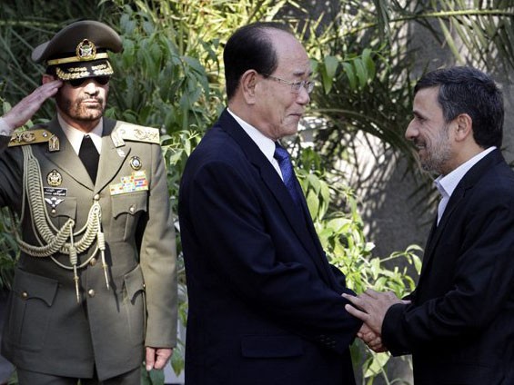 Triều Tiên và Iran ký thỏa thuận hợp tác Tổng thống Iran Mahmoud Ahmadinejad bắt tay Chủ tịch Ủy ban Thường vụ Hội nghị Nhân dân Tối cao Triều Tiên Kim Yong Nam hôm 1-9 .