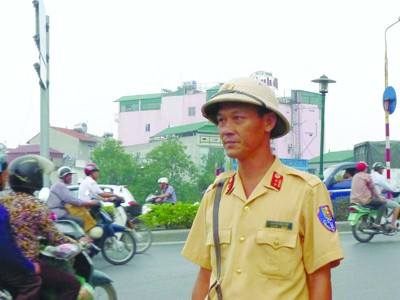 Cảnh sát giao thông làm xe ôm, lái taxi Cảnh sát giao thông làm xe ôm, lái taxi