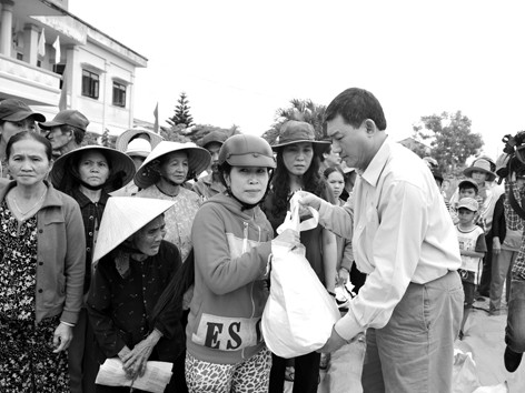 4.000 tấn gạo nghĩa tình gửi miền Trung ruột thịt 4.000 tấn gạo nghĩa tình gửi miền Trung ruột thịt
