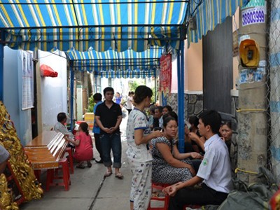Bố mẹ cùng bị xe tông chết, 2 con bàng hoàng Bố mẹ cùng bị xe tông chết, 2 con bàng hoàng