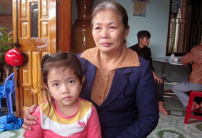 Con của cô giáo tử vong trong lũ dữ: 'Sao mẹ vẫn chưa về?' Con của cô giáo tử vong trong lũ dữ: 'Sao mẹ vẫn chưa về?'